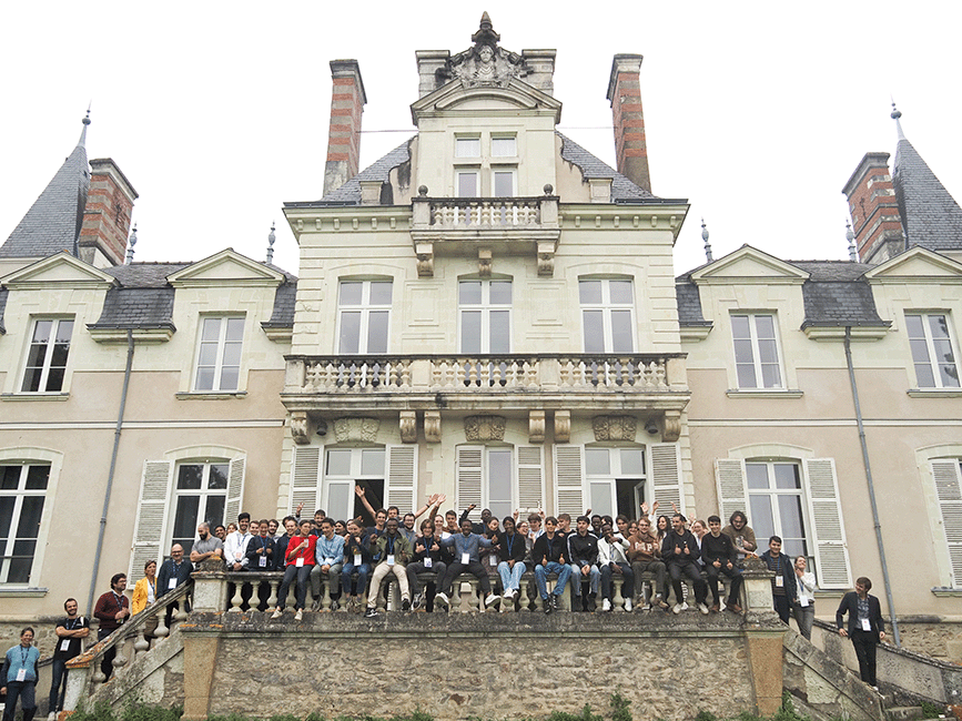 Photo de groupe des étudiants au Hackathon